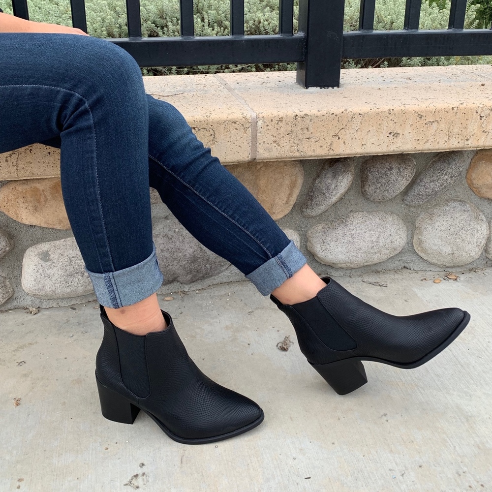 Size 6.5 Black Snake Texture Almond Toe Pull On - Picture 6 of 6